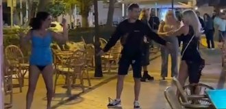 Drunk British women got into a brawl in a bar in Mallorca (6 photos + 1 video)