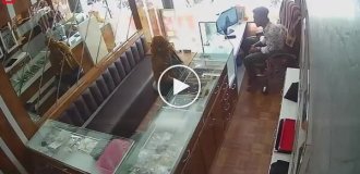 Спроба пограбування з чілі-порошком в індійському ювелірному магазині закінчилася не за планом