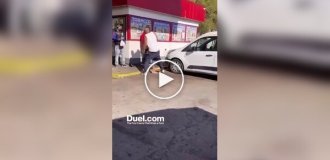 Отец публично наказал дочь за курение