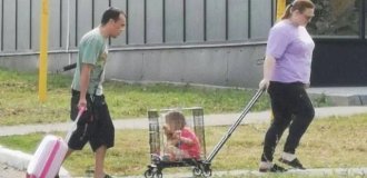 In Russia, parents of the year were noticed who were transporting a child in a cage on wheels (2 photos + video)