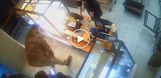 Неадекват вдарив продавчиню через сир