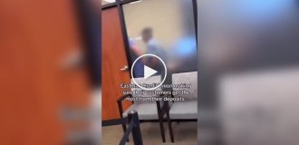 Сотрудники крупного банка занялись сексом в переговорной и спалились перед клиентами