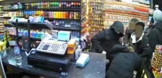 Воры дважды наведались в магазин за вейпами (4 фото + 1 видео)