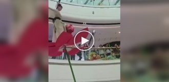 Артистка упала с высоты во время воздушного шоу в торговом центре