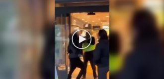 Migrants beat security guards for boxes of cakes