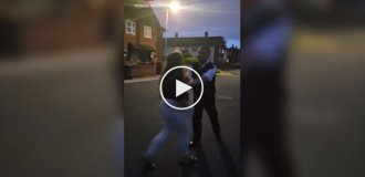 «Не трогайте моего сына»: мать вступила в спор с полицейским