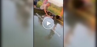 Жителя В'єтнаму затягнуло в трубу