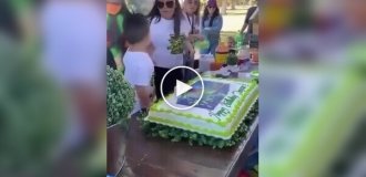 Мальчик устроил бурную реакцию на шутку во время дня рождения