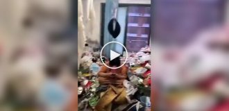 In China, a girl in a rented apartment did not throw out trash for a whole year.