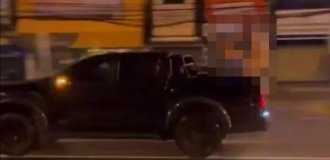 Blogger engaged in indecent behavior in the back of a pickup truck in Thailand (3 photos + 1 video)