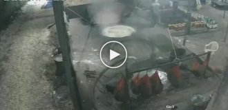 В Индии рабочий упал в чан с кипящим сахаром