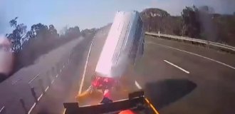 Minibus with schoolchildren crashes into car road service (6 photos + 1 video)
