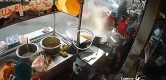 В Индии автомобиль влетел в палатку с уличной едой