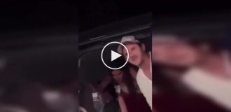 Девушка едва не получила травму из-за резко захлопнутой двери микроавтобуса