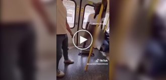 В английском метро чернокожий снял с себя штаны и предлагал пассажирам, чтобы его сексуально удовлетворили