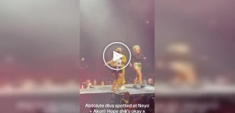 Попытка станцевать на сцене завершилась падением
