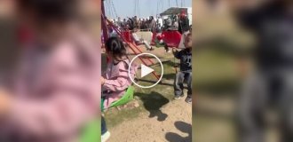 В Казахстане мать выдернула ребенка с карусели и травмировала другого