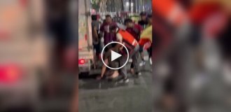 Группа из десяти мужчин жестоко избила туриста на популярном курорте Азии ., конфликт, россиянин, турист