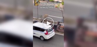 В Индии мужчина бросался камнями в автомобили — задержание переросло в жесткий инцидент
