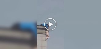 В Южной Корее девушка передумала прыгать и повисла на 20 этаже: мужчина спас ее, схватив за волосы