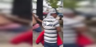 A passerby found himself in the center of a "Latin American fight" right in the middle of the street