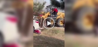 Мужчина на фронтальном погрузчике снес палатки с людьми в Китае
