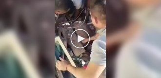 Немовля та його батька дістали живими з-під завалів у Колумбії