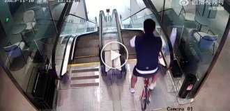Попытка китайца спуститься на велосипеде по эскалатору