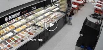 Посетитель магазина спас девочку
