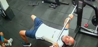 Мужчина допустил смертельную ошибку во время тренировки (4 фото + 1 видео)
