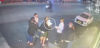 Пьяный водитель перелетел через разделительную полосу и протаранил ресторан, едва не сбив людей