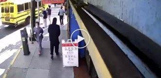 A man was suddenly stabbed from behind while standing calmly on the street