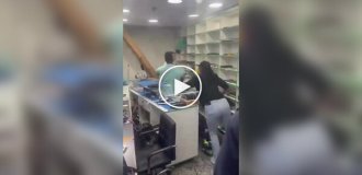 Китайскую пару избили после того, как они назвали клиентов «обезьянами»