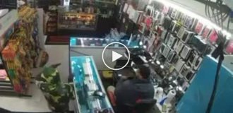 A seller shot teenagers who tried to rob a store