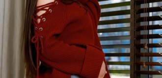 Пышненькая брюнетка Дельфина