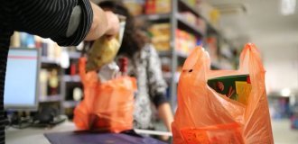 A family bought a bag of potatoes at the store: a “surprise” was waiting for them inside (2 photos + 1 video)