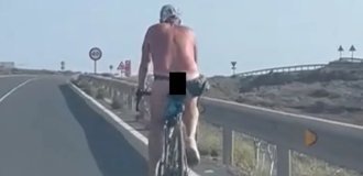 Wearing only sneakers: a naked tourist on a bicycle outraged women in Spain (2 photos + 1 video)