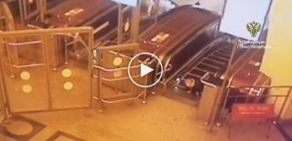 Boy broke his fingers on the escalator in the subway