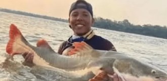 Throwed off a boat: a young fisherman drowned after catching a giant fish on a hook (3 photos)