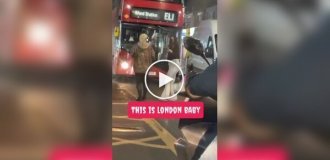 A violent showdown in the middle of the road: women grabbed each other by the hair and stopped traffic