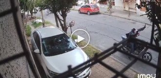 Tough robbery of a motorcycle in Argentina