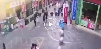 В Таиланде в результате землетрясения вода с крыши здания смыла людей