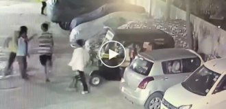 В Индии мужчина с размаху ударил 4-летнего ребенка головой о землю
