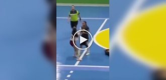 Игрока дисквалифицировали на 5 лет за неоднократные удары ногой по голове соперницы