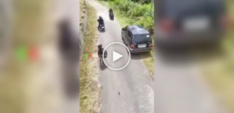 Двоє на мотоциклі намагалися пограбувати перехожого, але невдало
