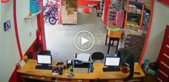 Robbers chose the wrong store: An employee fought back with a machete