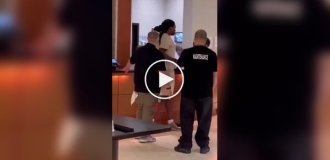 An American cop calmed down a man who broke down a hotel door in seconds.