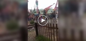 Мужчины пострадали от удара током на празднике в Индии