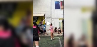 Під час жіночого футбольного матчу в Колумбії сталася масова бійка