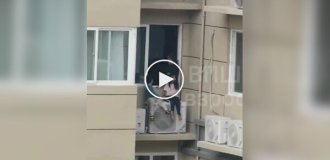 In China, a woman quarreled with her husband and put her children on an air conditioner on the 23rd floor